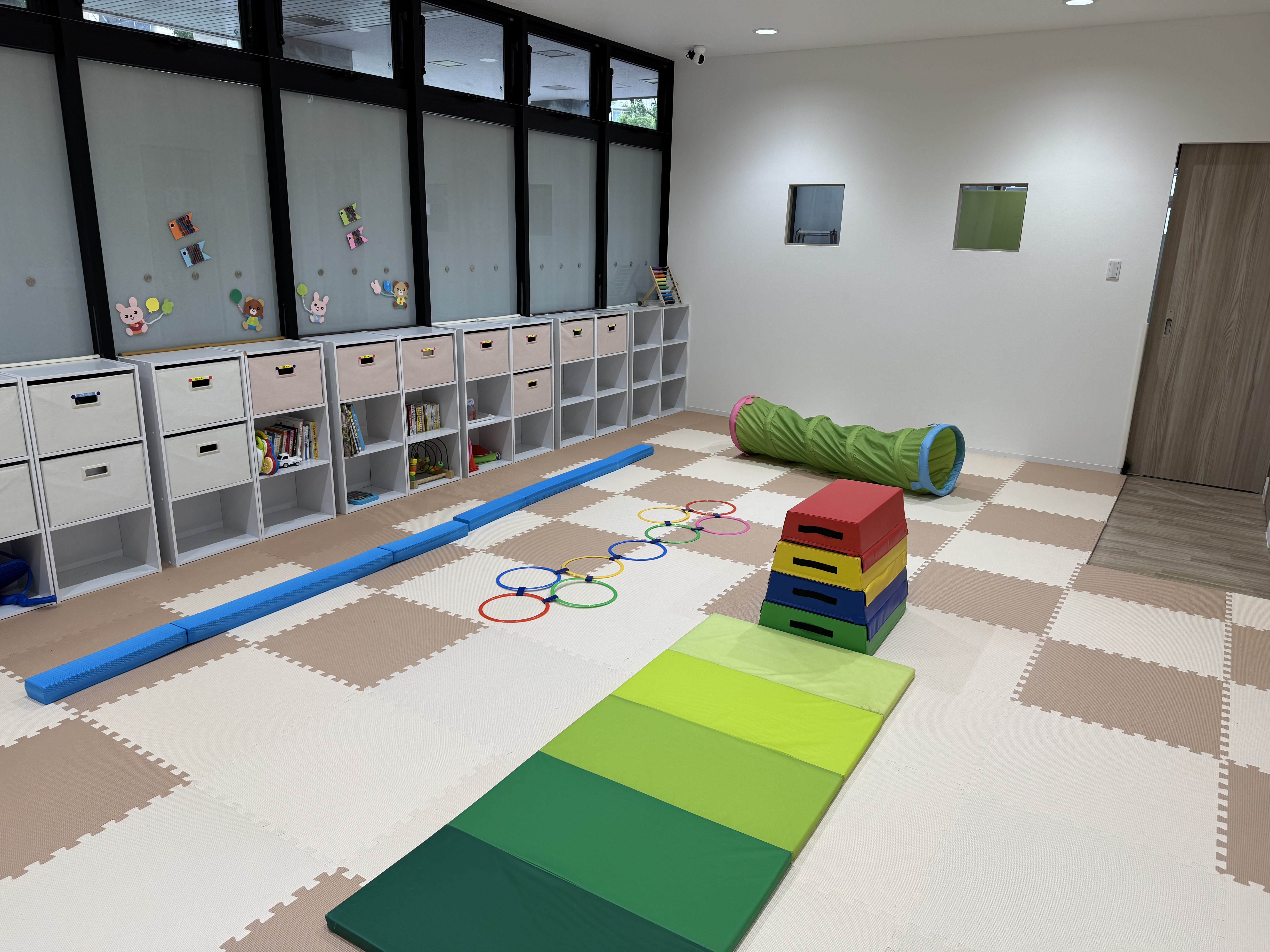 遊具やマットを備えた室内のあそび場